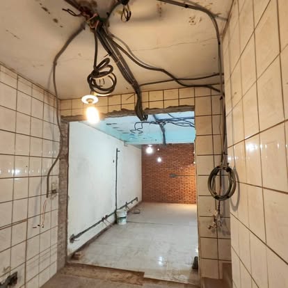 正豐施工現場：室內拆修現場的牆面與天花板線路